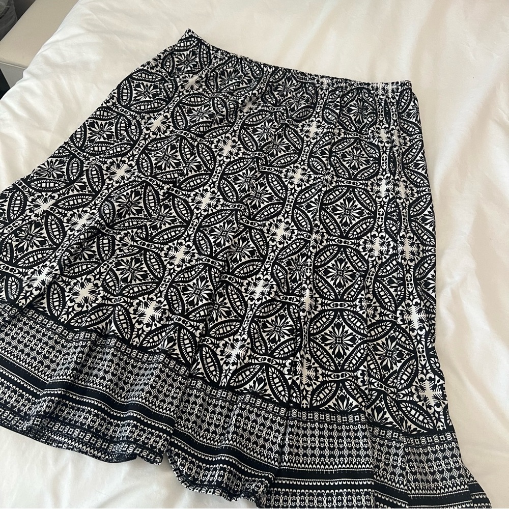Black and white stretchy skirt